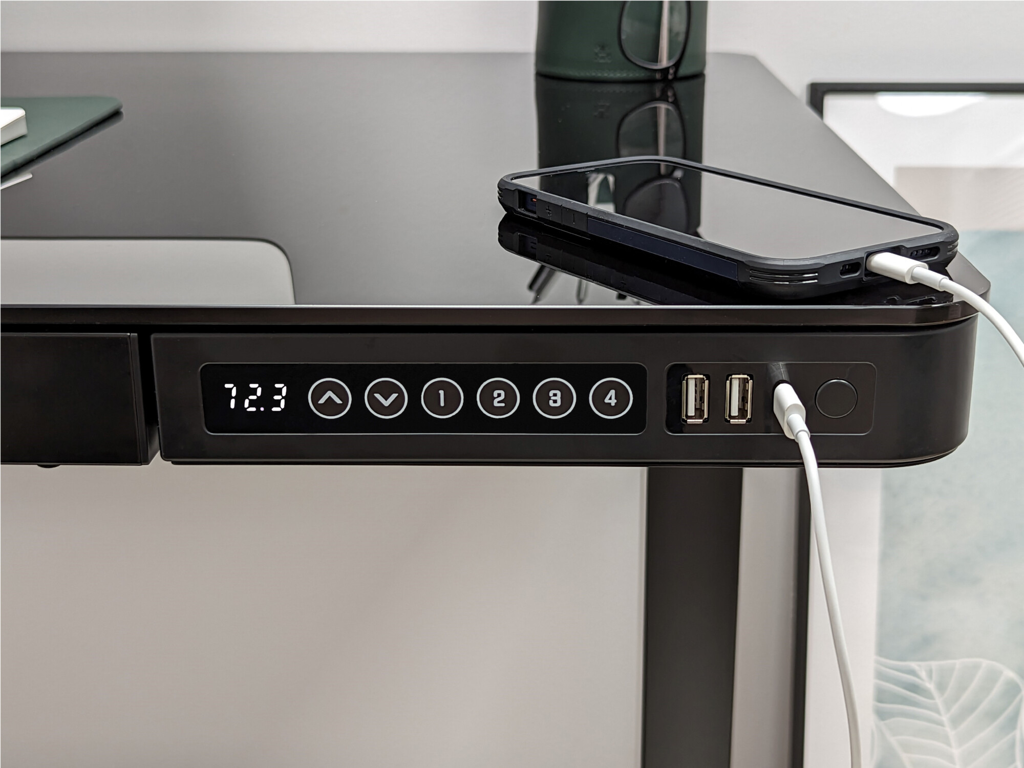 The ORKA Jupiter black glass electric height adjustable desk features a USB charging port, USB-C charging port, x4 memory settings and height adjustability with LED screen. 