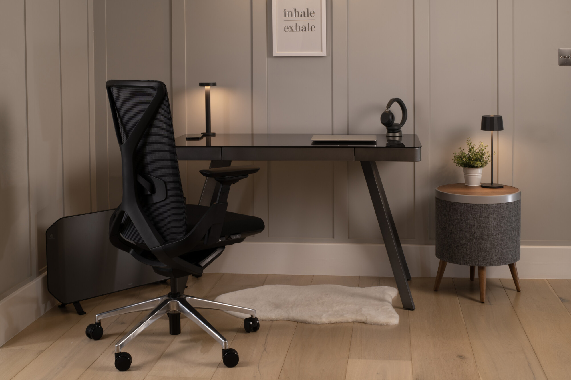 An urban set-up featuring our 6 must have urban home office products. 