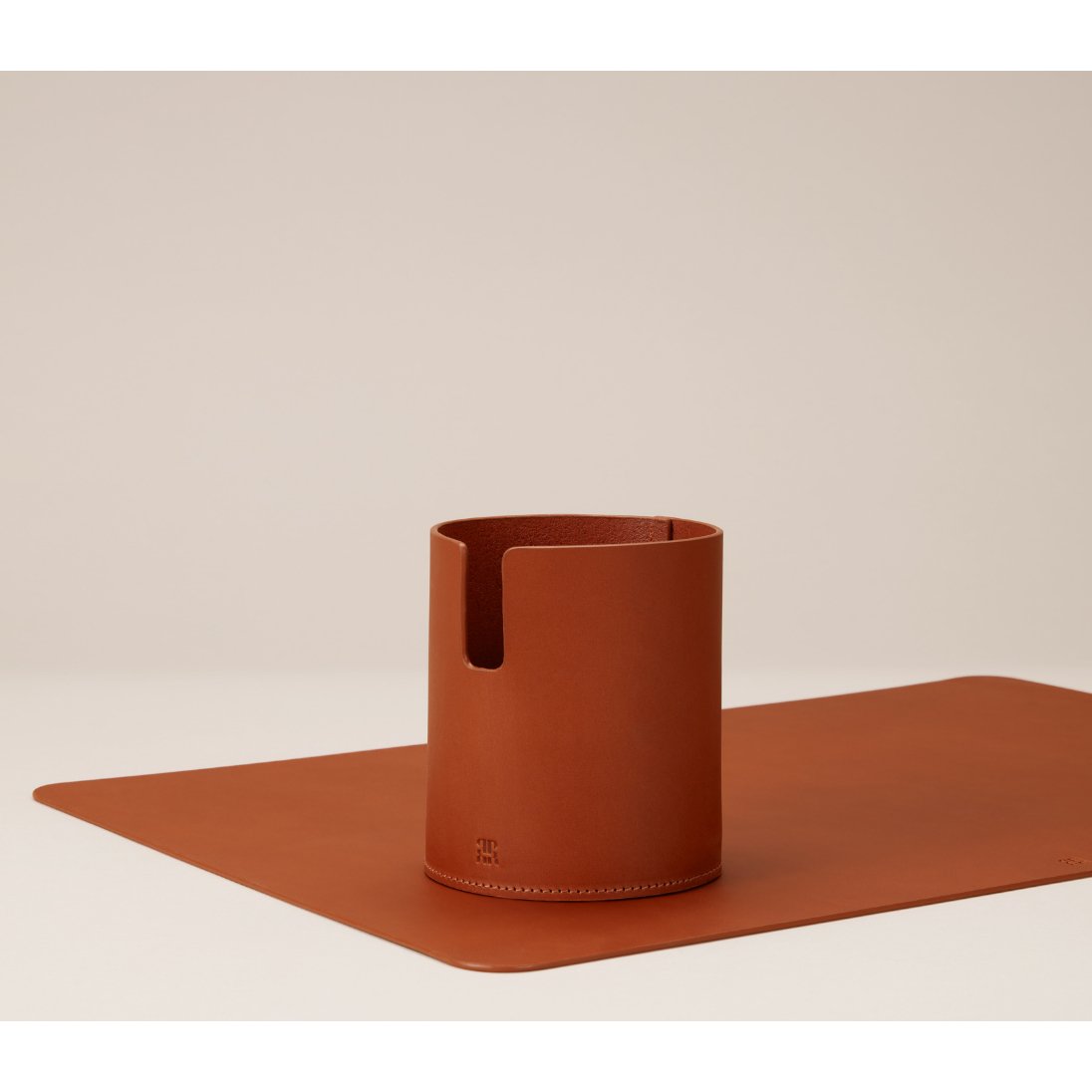 Keep your desk tidy and organised with the Paradise Row contemporary leather pencil pot or pair it with the luxury matching desk mat to create a beautiful gift set or ultimate home office setup.