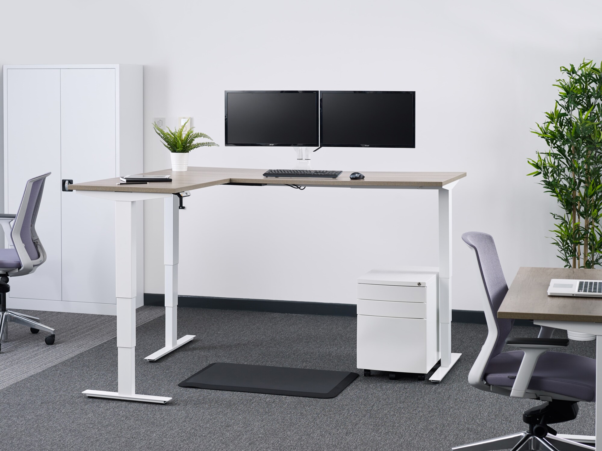 The three-staged ergonomic electric height adjustable function caters for everyone, resulting in the largest variation from 625mm to 1285 mm.
