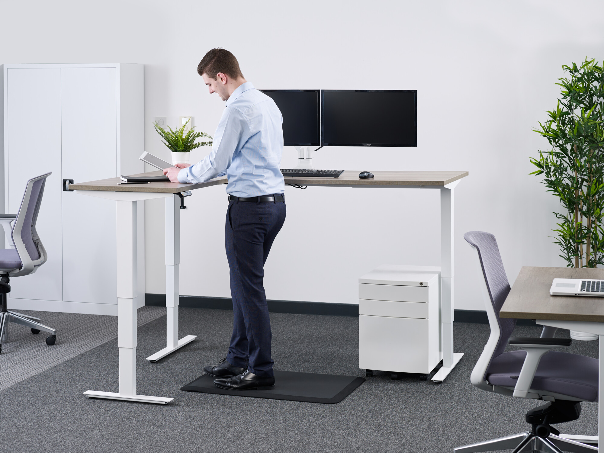 The premium Buro Ultimate Corner White Frame Height Adjustable Desk is available in 6 top finishes, so you can build your dream desk that matches your style.
