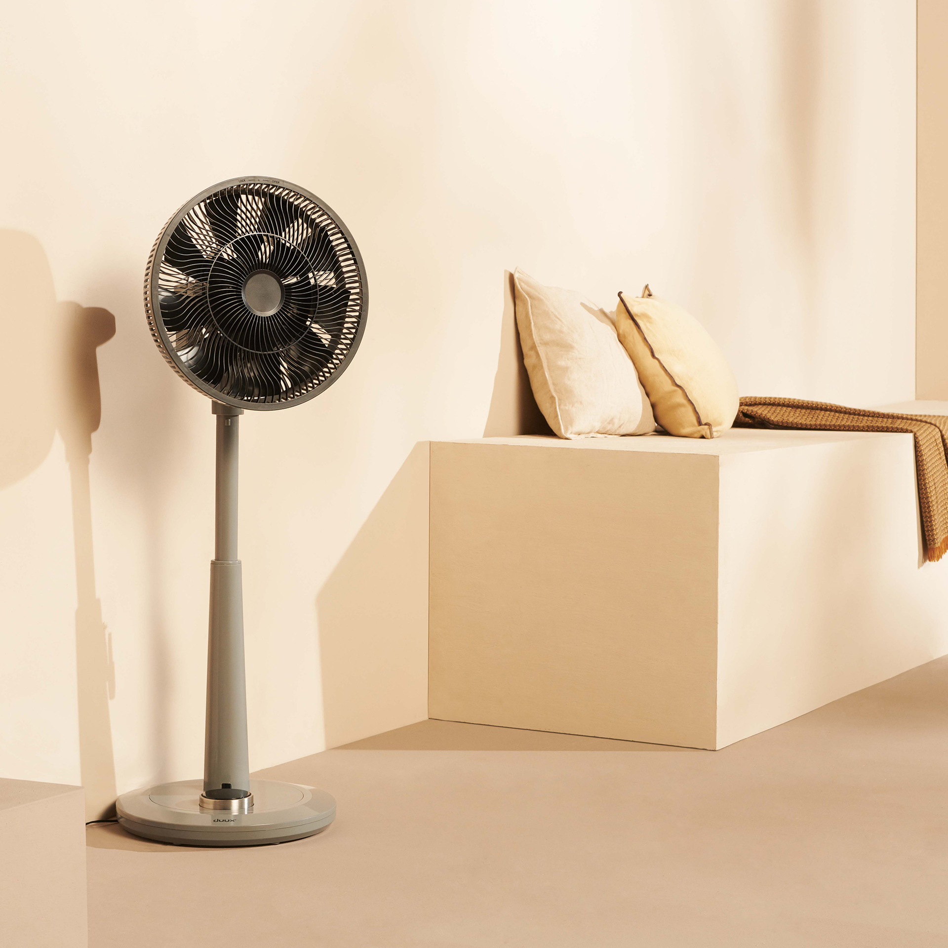 The Whisper Fan from Duux in White operates with a whisper-quiet sound, yet delivers a range of airflow strengths from a gentle breeze to a strong gust of wind.