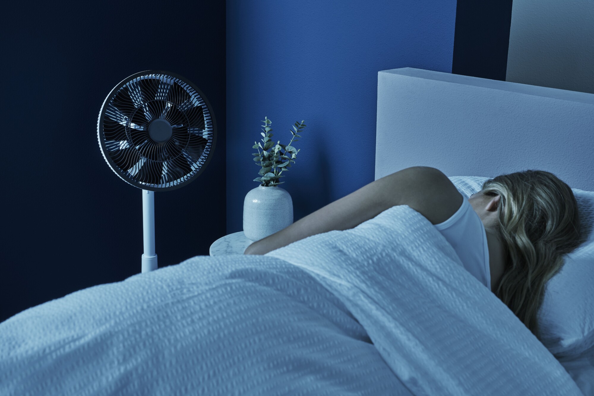 The Duux Whisper Fan delivers a range of airflow on a whisper quiet operation, so you can sleep comfortably during the hot summer months. 