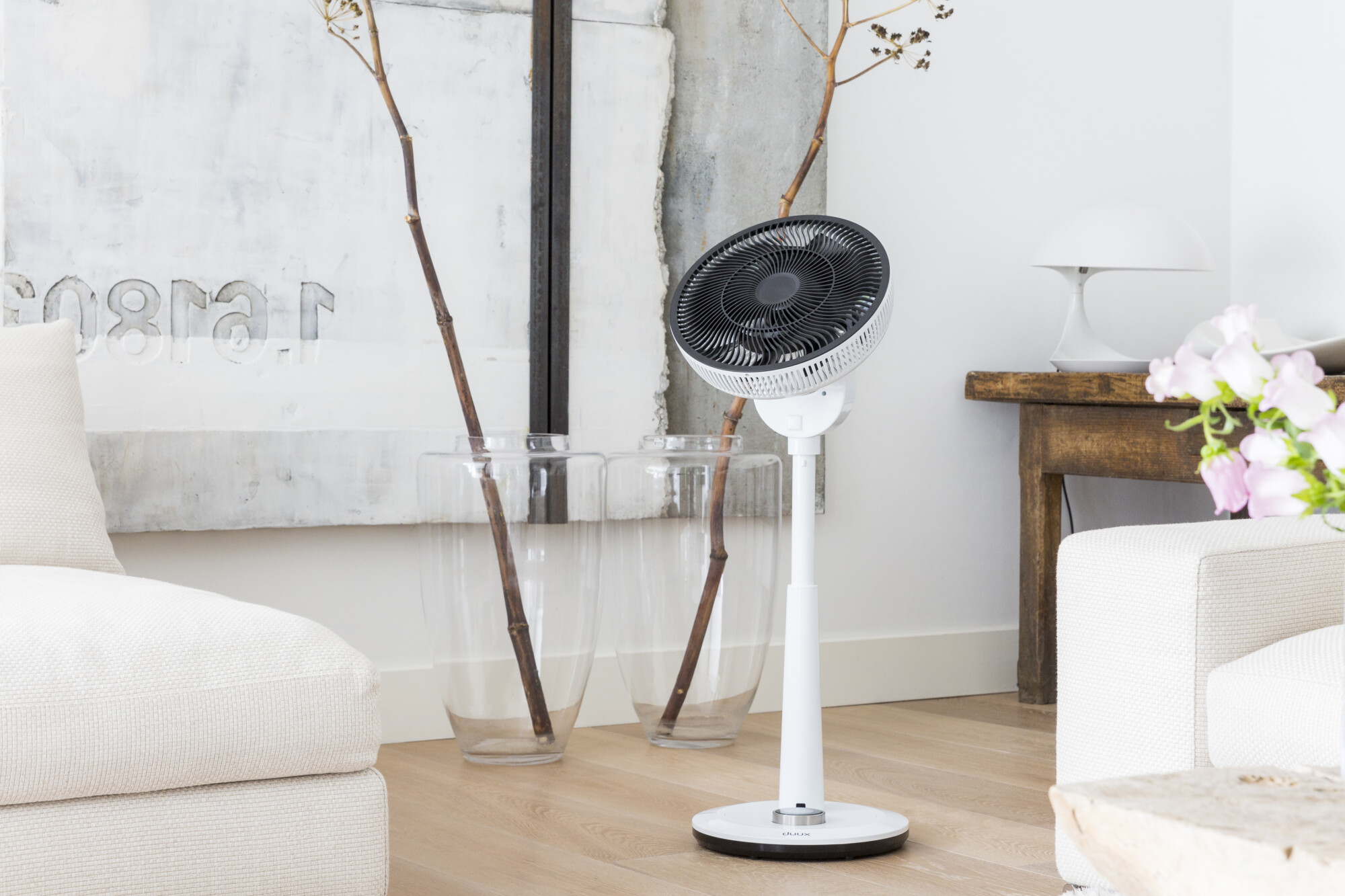 The Whisper Fan from Duux in White operates with a whisper-quiet sound, yet delivers a range of airflow strengths from a gentle breeze to a strong gust of wind. 