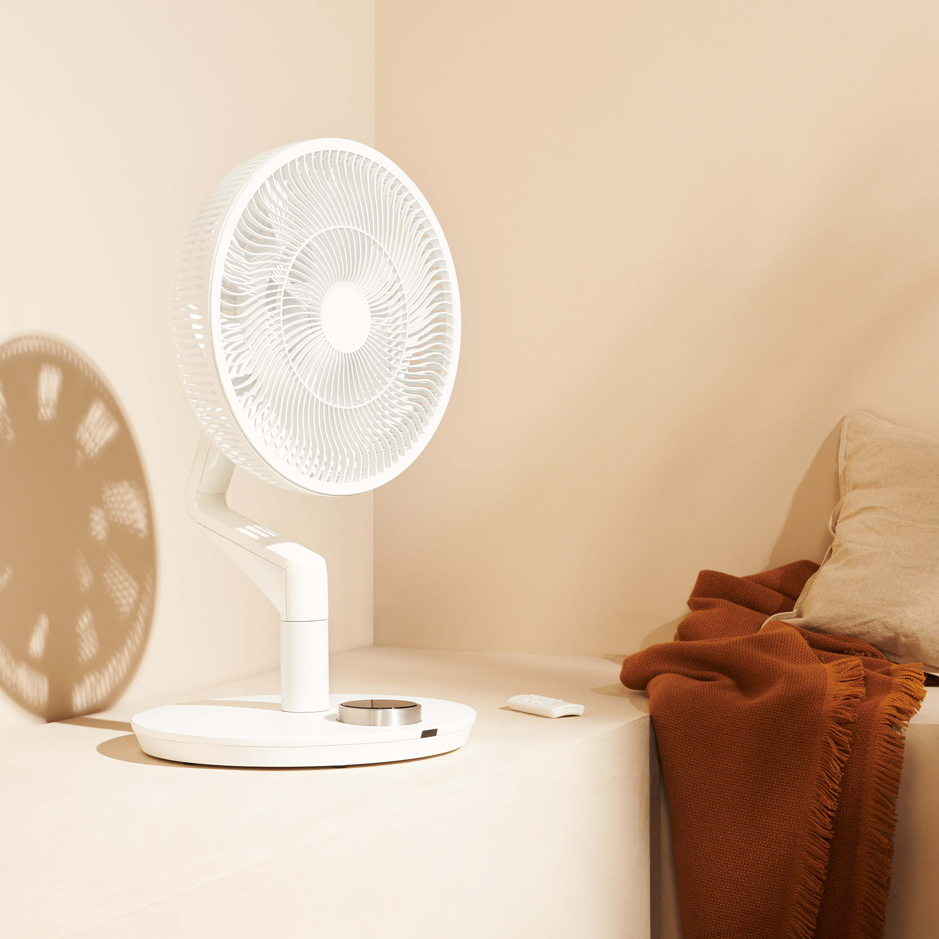 The Whisper Flex Ultimate Fan in Black from Duux is a minimalistic matte wireless smart fan that transforms any space into a tranquil haven, all while operating whisper quietly.